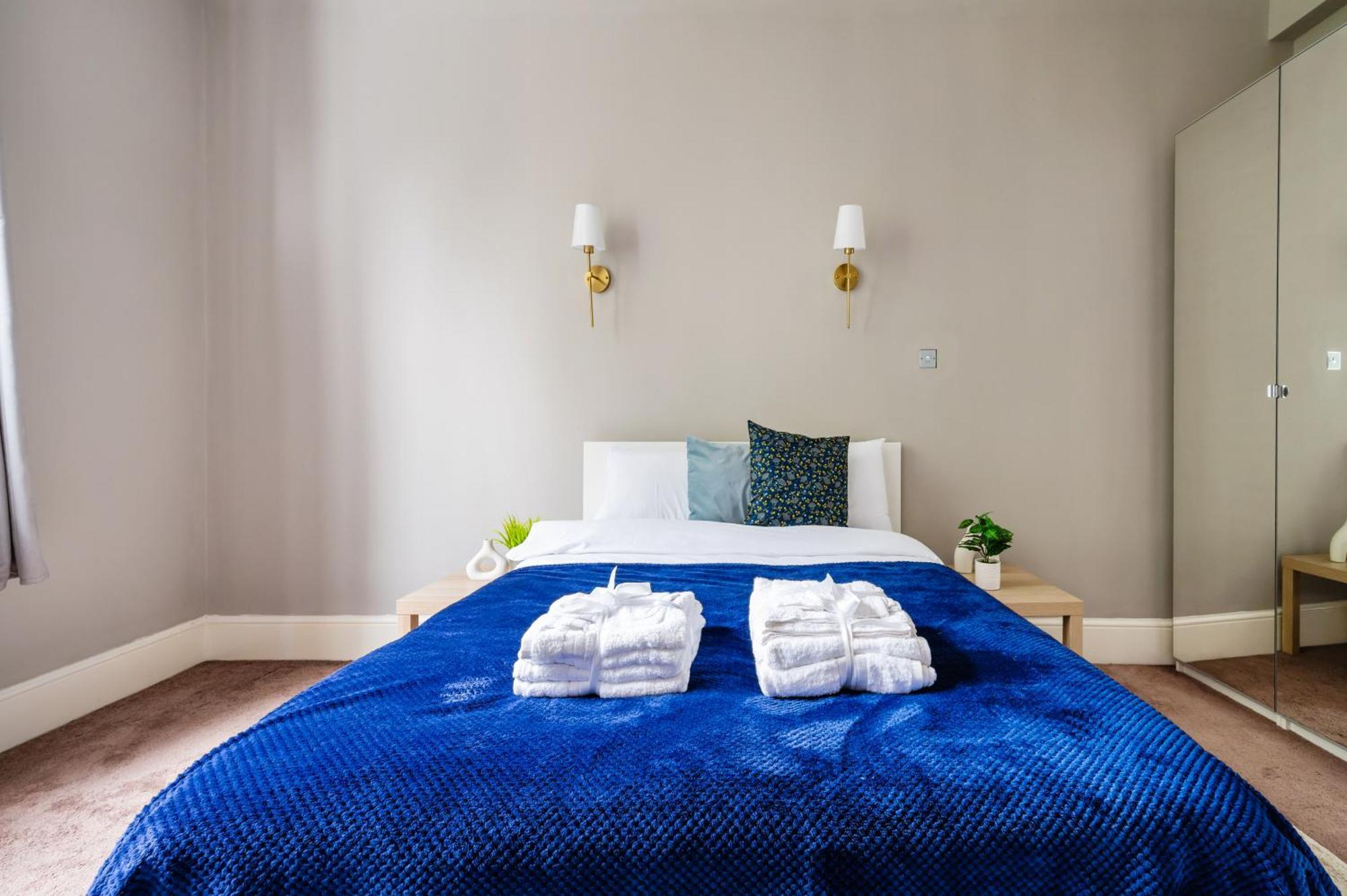 Large 1 Bedroom In Center Of 2 Appartement *
